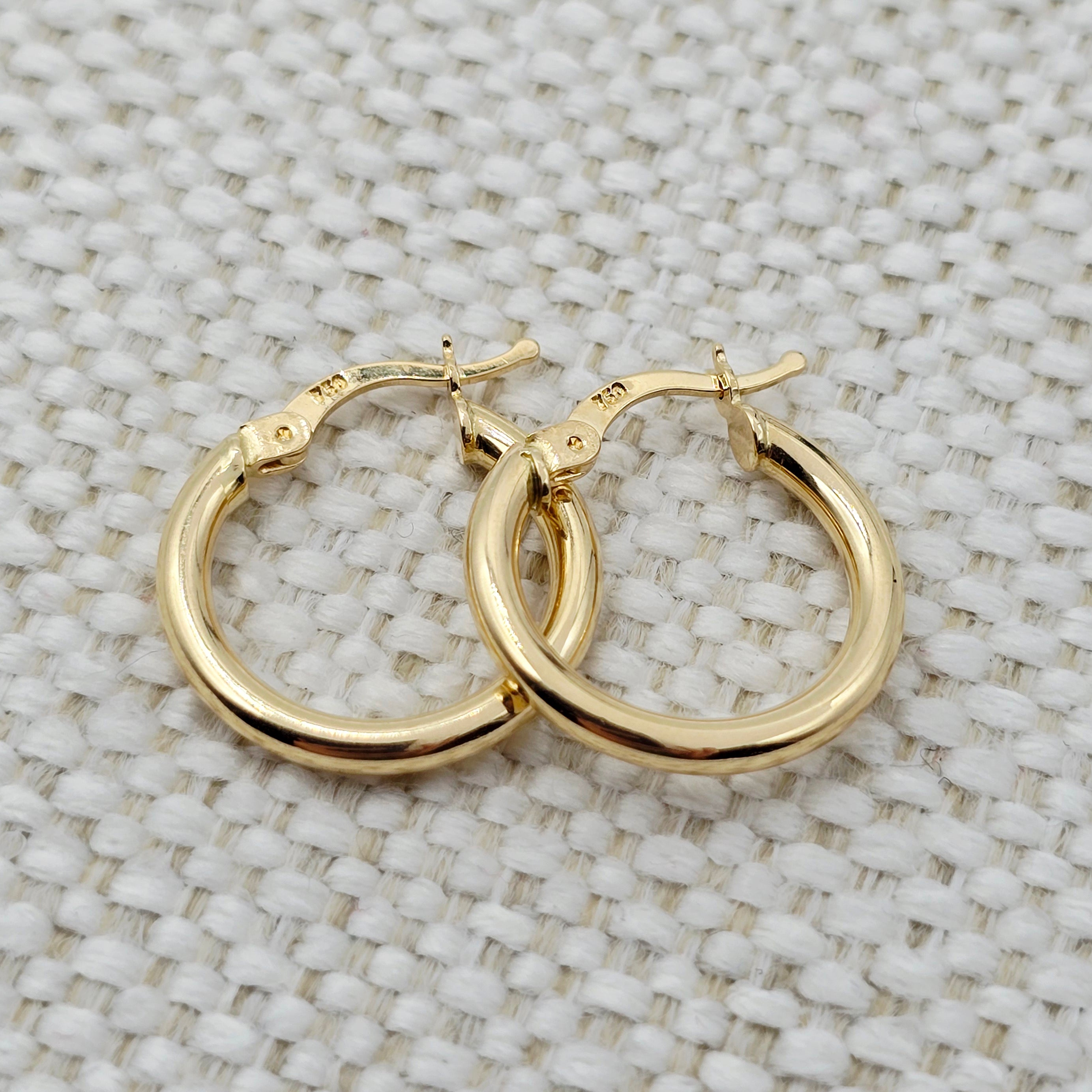 18K Solid Gold Hoop Earrings: Classic Everyday Jewelry
