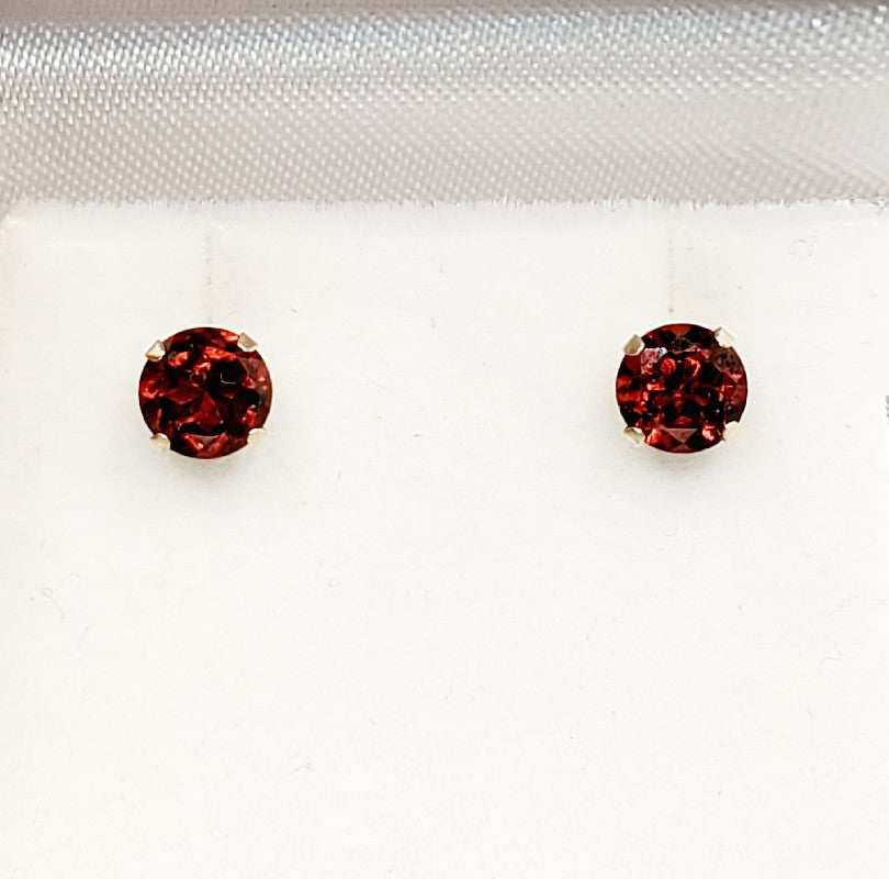 10K White Gold Garnet 5x5mm Stud Earrings