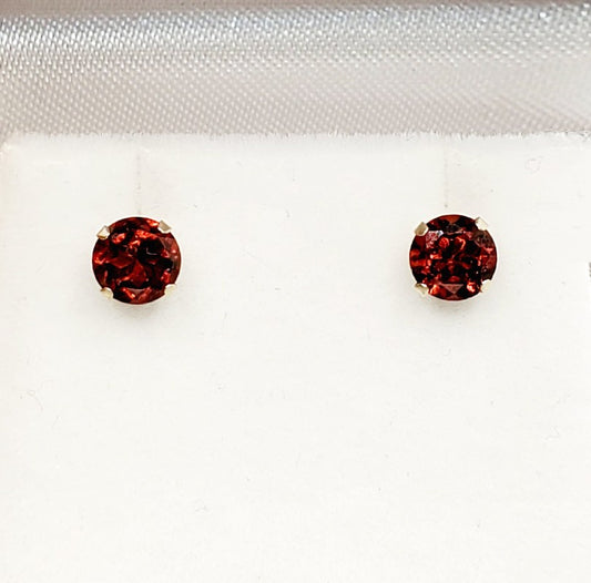 10K White Gold Garnet 5x5mm Stud Earrings