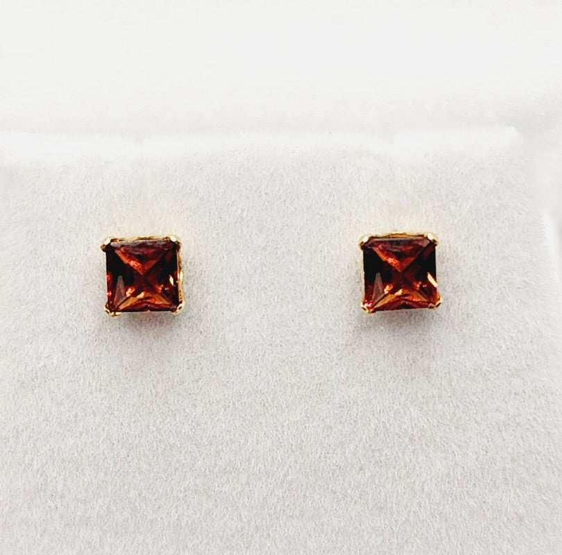 14K Yellow Gold Garnet 4x4mm Stud Earrings