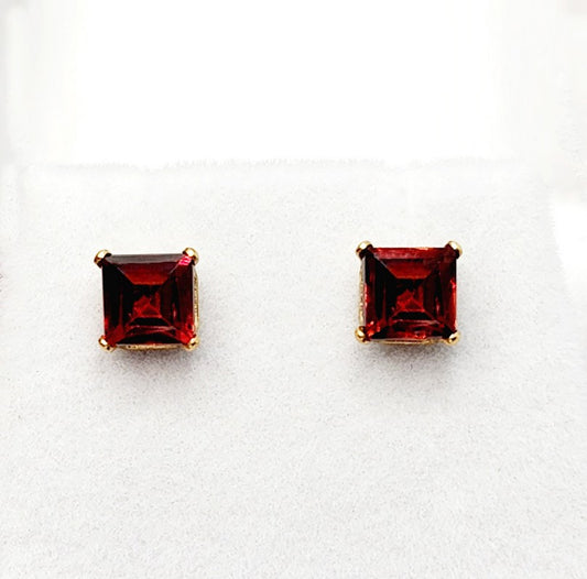 10K Yellow Gold Garnet 5x5mm Stud Earrings