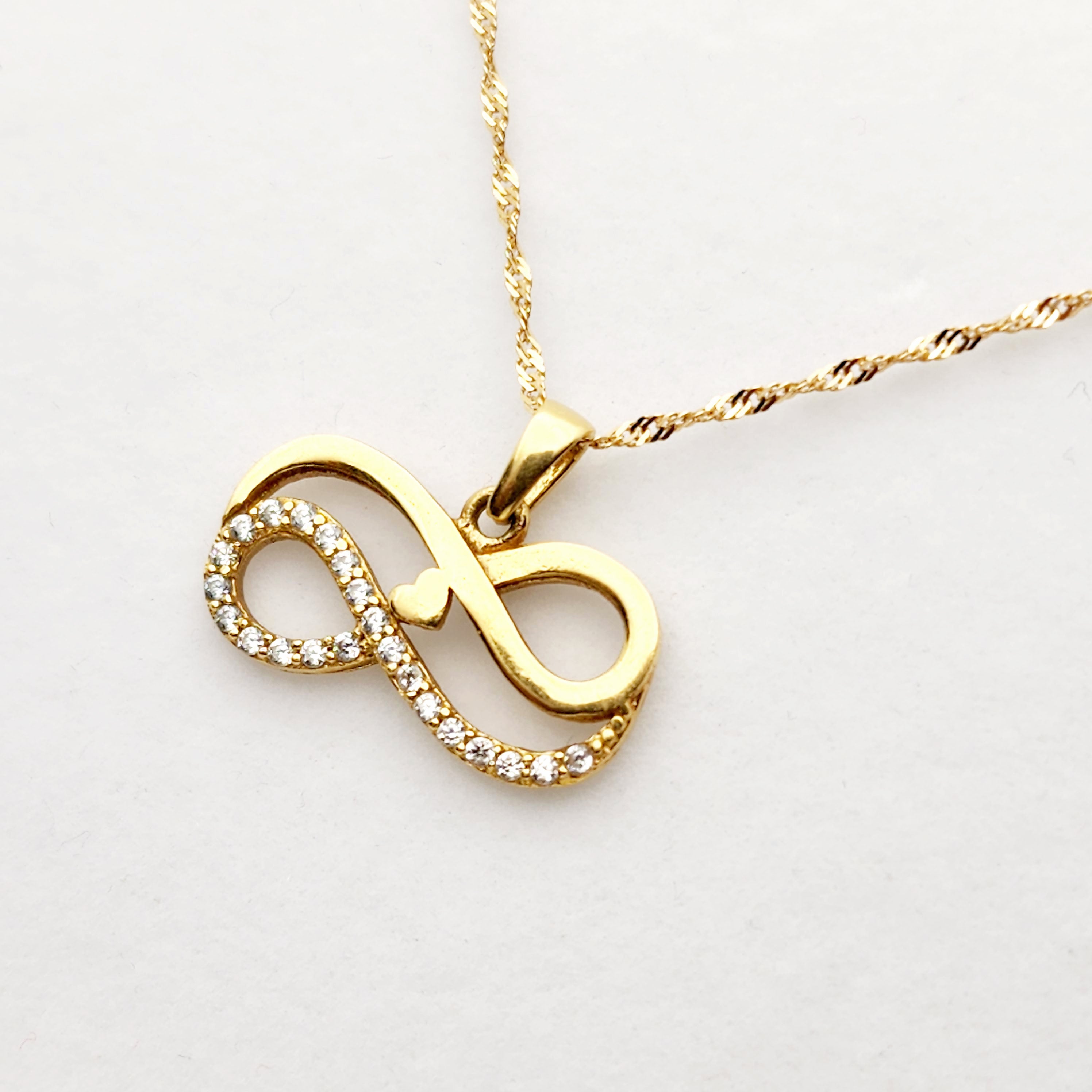 18K Yellow Gold Pendant with Chain