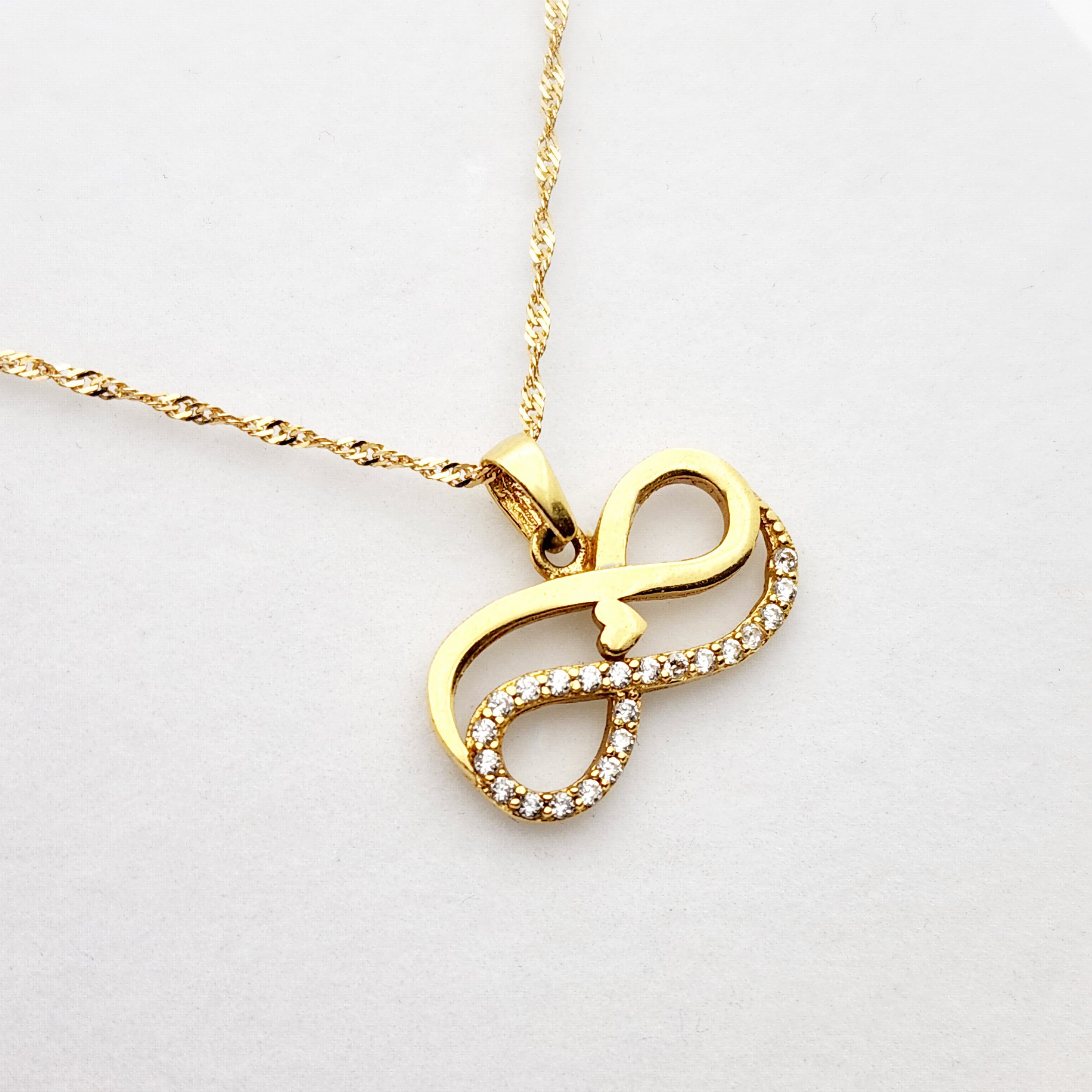 18K Yellow Gold Pendant with Chain
