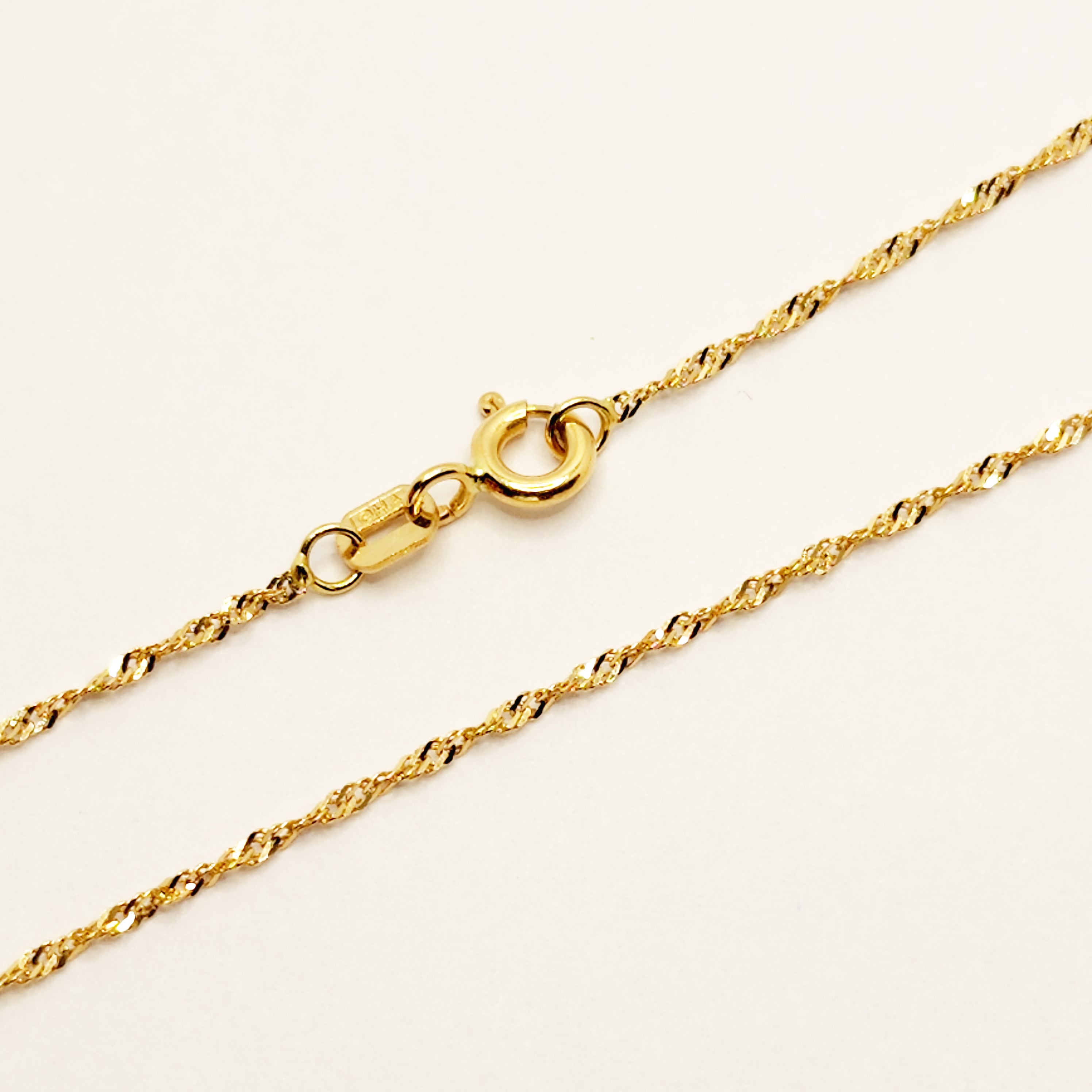 18K Yellow Gold Pendant with Chain