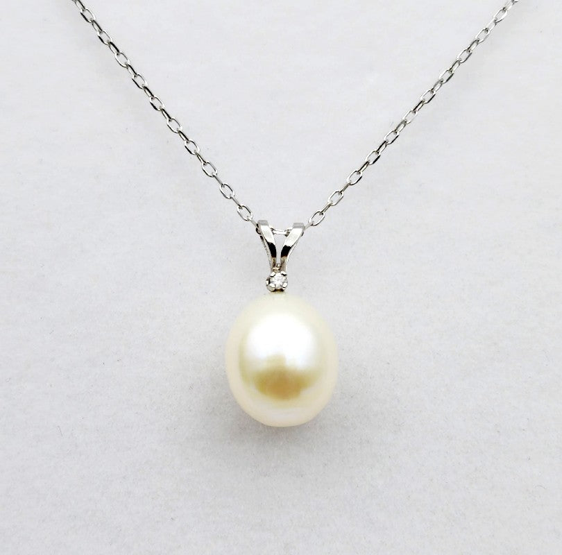 14K White Gold Freshwater Pearl with Diamond Pendant